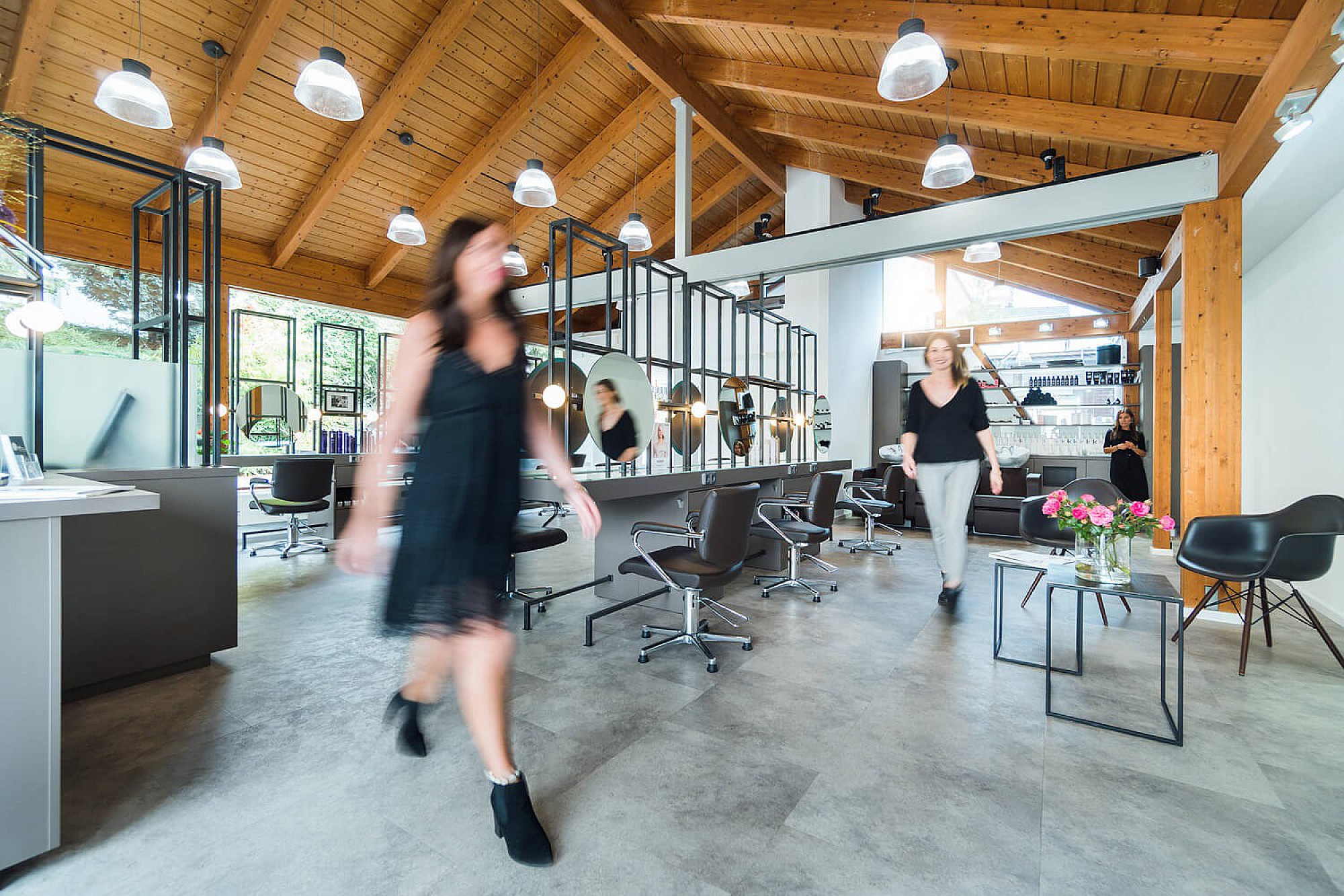 Lebhafter Salonalltag